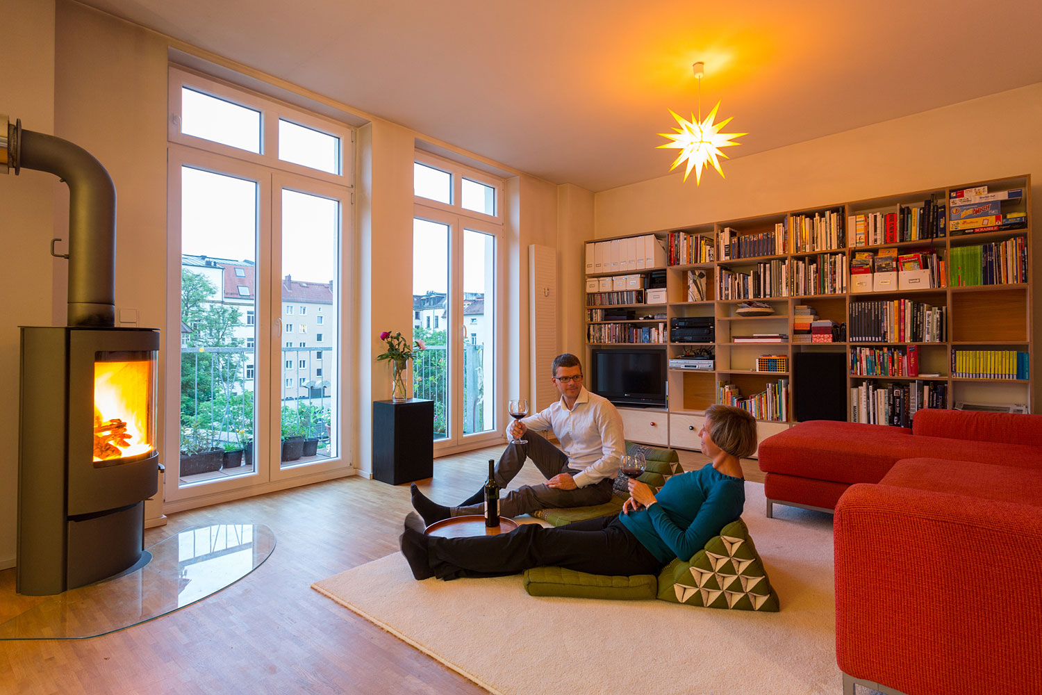 Frau mit Mann vor dem Kamin